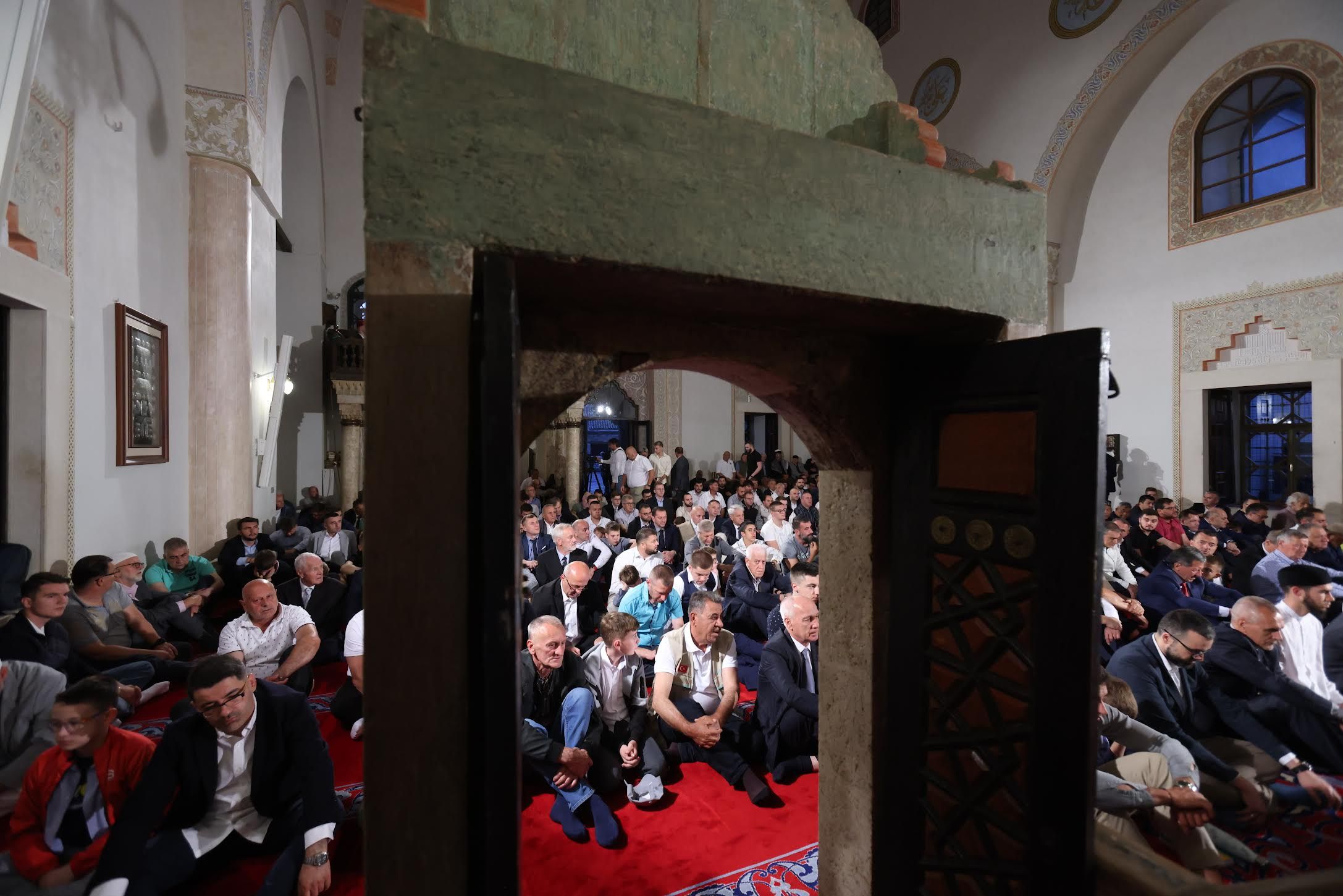 Bajram-namaz u Begovoj džamiji je predvodio i hutbu održao reisul-ulema Islamske zajednice Husein-ef. Kavazović