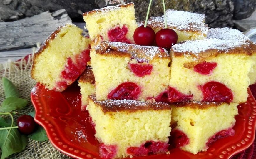 Iako nas na djetinjstvo uglavnom podsjećaju malo raskošniji i kompliciraniji kolači, vjerujemo da je svaka baka napamet znala recept za brzi biskvitni kolač sa sezonskim voćem.