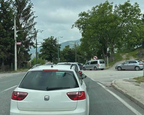 Jednosmjerni saobraćaj je trenutno između naselja Gornji Hotonj i Kobilja Glava, a kolone vozila su u oba smjera