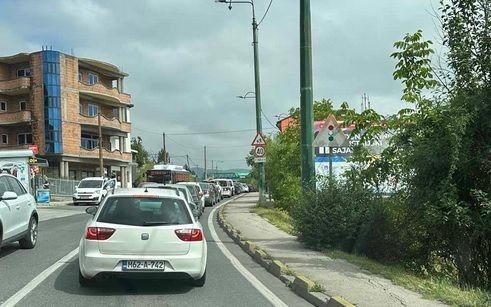 Jednosmjerni saobraćaj je trenutno između naselja Gornji Hotonj i Kobilja Glava, a kolone vozila su u oba smjera
