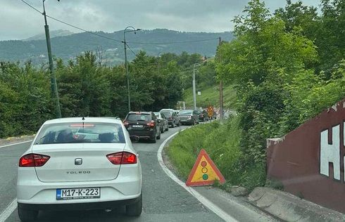 Jednosmjerni saobraćaj je trenutno između naselja Gornji Hotonj i Kobilja Glava, a kolone vozila su u oba smjera