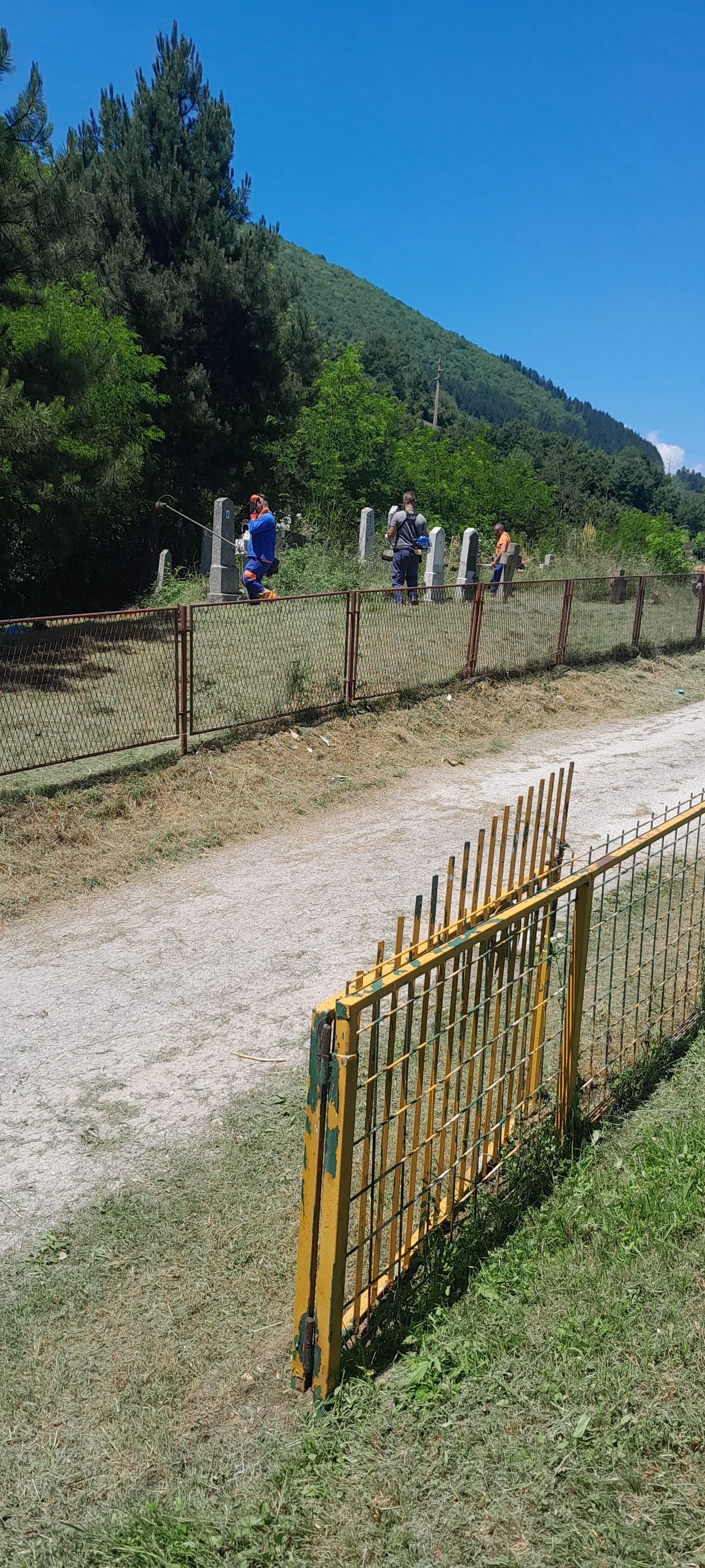 Bez oklijevanja prešli na održavanje pravoslavnog groblja u istom naselju               
