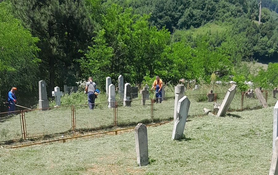 Bez oklijevanja prešli na održavanje pravoslavnog groblja u istom naselju               