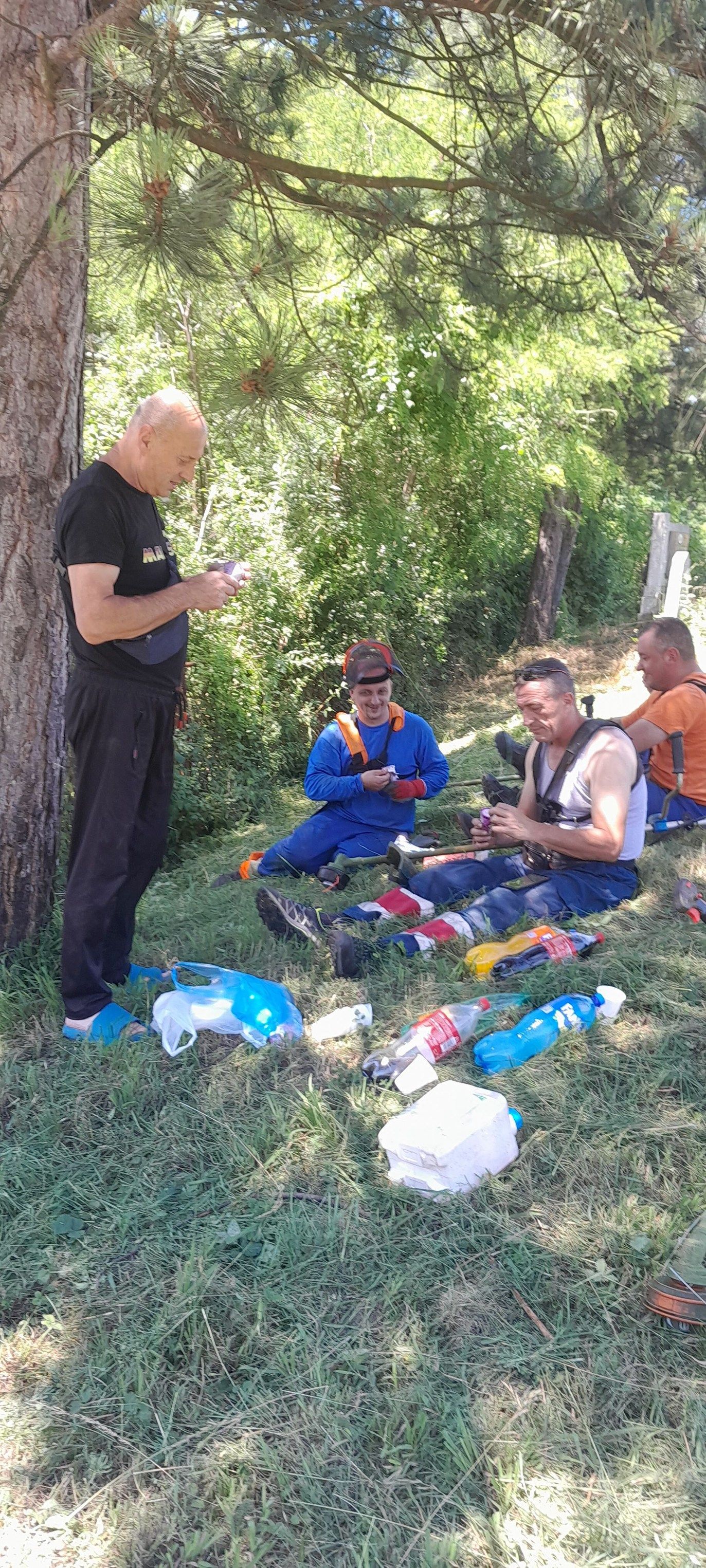Pozitivna strana BiH: Komšije pokosile mezarje, potom i pravoslavno groblje