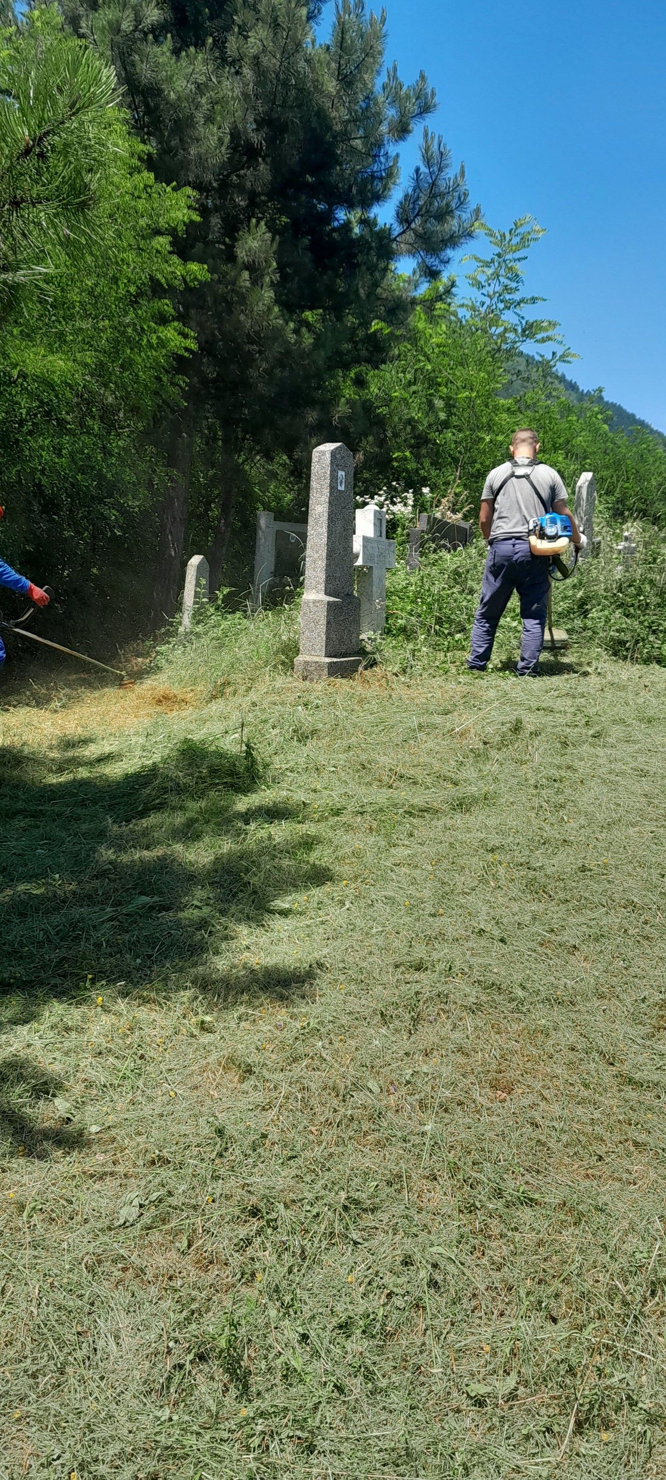 Pozitivna strana BiH: Komšije pokosile mezarje, potom i pravoslavno groblje