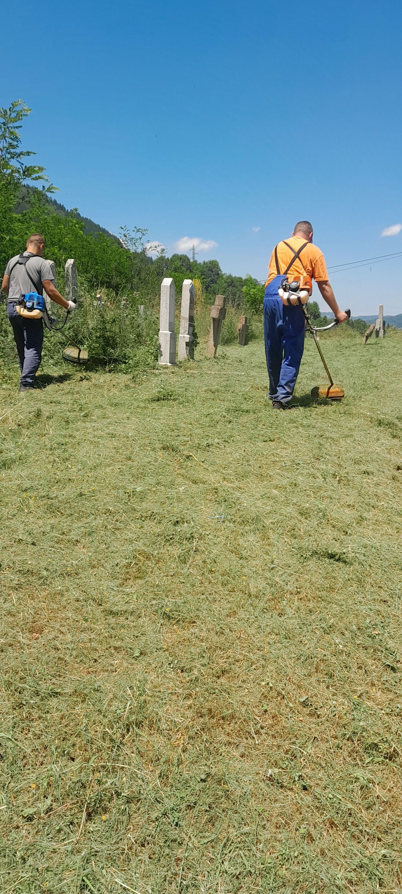 Pozitivna strana BiH: Komšije pokosile mezarje, potom i pravoslavno groblje