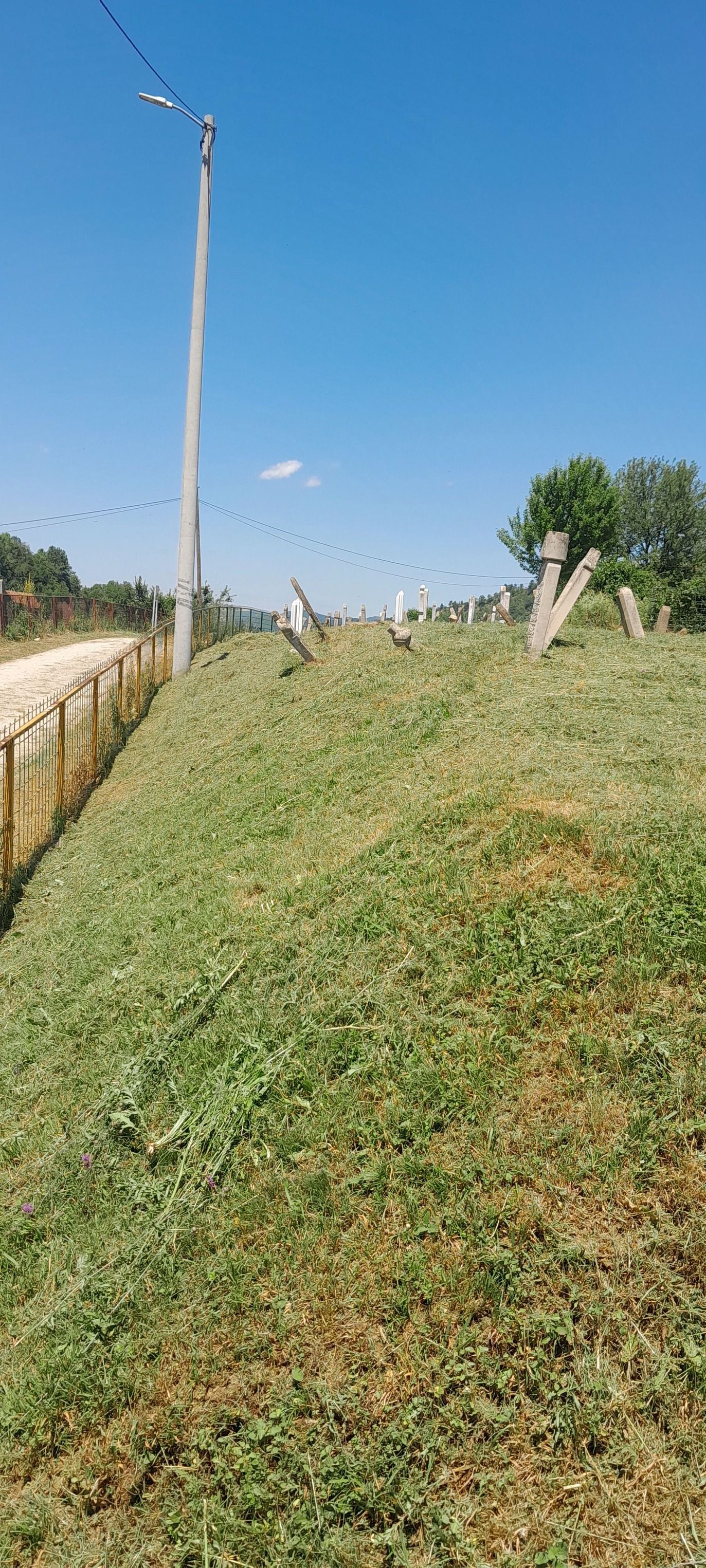 Bez oklijevanja prešli na održavanje pravoslavnog groblja u istom naselju               