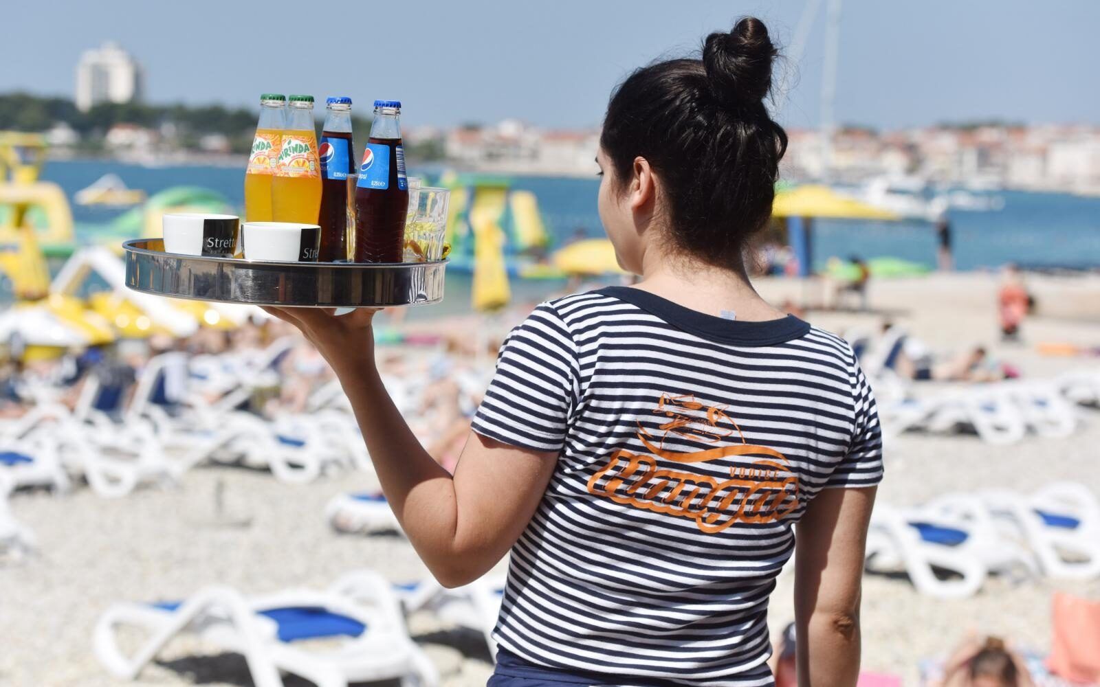 Ovisno o lokaciji i radnom vremenu plaća varira, a zbog udaljenosti se za 10-20 posto bolji uvjeti nude na otocima gdje plaća dostiže i 1.800 eura 