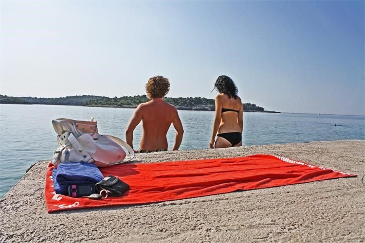  Posebno upozoravamo da se stvari ne ostavljaju bez nadzora, a prilikom ulaska u more treba ih ostaviti drugim osobama na čuvanje