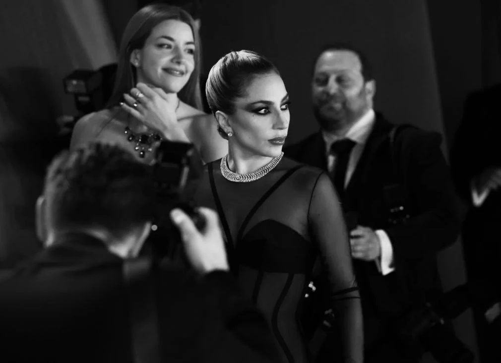 Kako je vidljivo iz fotografija, muzička diva cijelo je vrijeme bila dobro raspoložena, s ostalim uzvanicima dijelila osmjehe i promatrala Atlantski okean. 