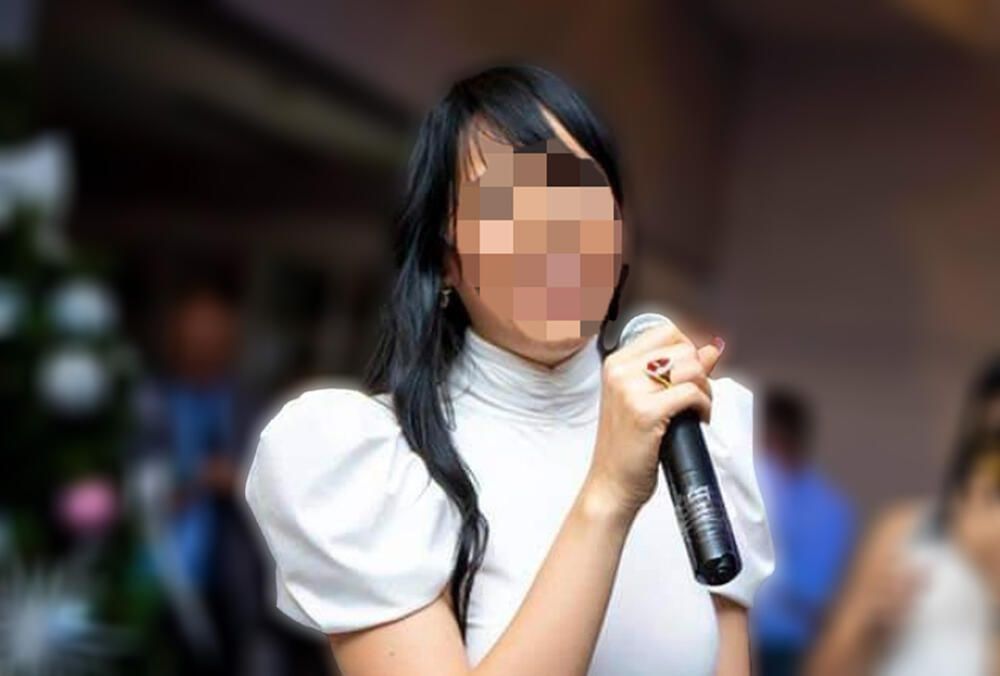 Iz vrlo je imućne porodice. Bivša je odbojkašica, njen otac drži odbojkaški klub, a imaju i hotel na Novom Beogradu