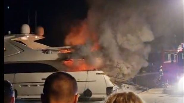 Gusti dim kuljao je sa jahte, a očevici su u nevjerici posmatrali kako plovilo gori.