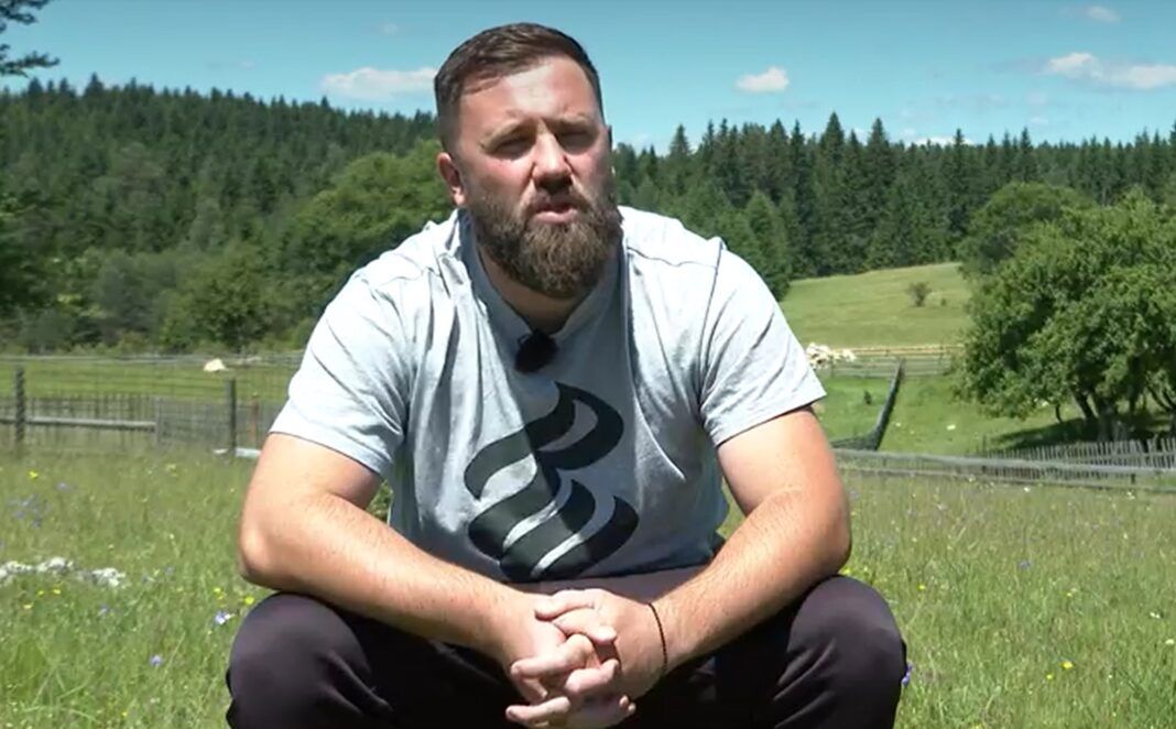 Na njegovom imanju sada žive različite životinje: 600 kokoški, 120 pilića, 15 krmača, 45 ovaca, 15 koza, te se bavi i poljoprivredom