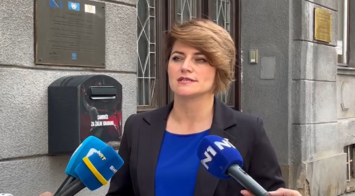 Uviđaj obavljaju pripadnici Uprave policije MUP-a KS, uz prisustvo stalnih sudskih vještaka medicinske struke, balistike, kontradiverzine zaštite, vještaka za biološka vještačenja.