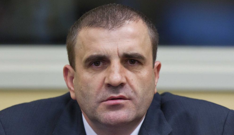 Pripadnici četničkih paravojnih formacija „Osvetnici“ ili „Beli orlovi“ predvođeni Milanom Lukićem natjerali 65 bošnjačkih civila u kuću Adema Omeragića i žive ih spalili. 
