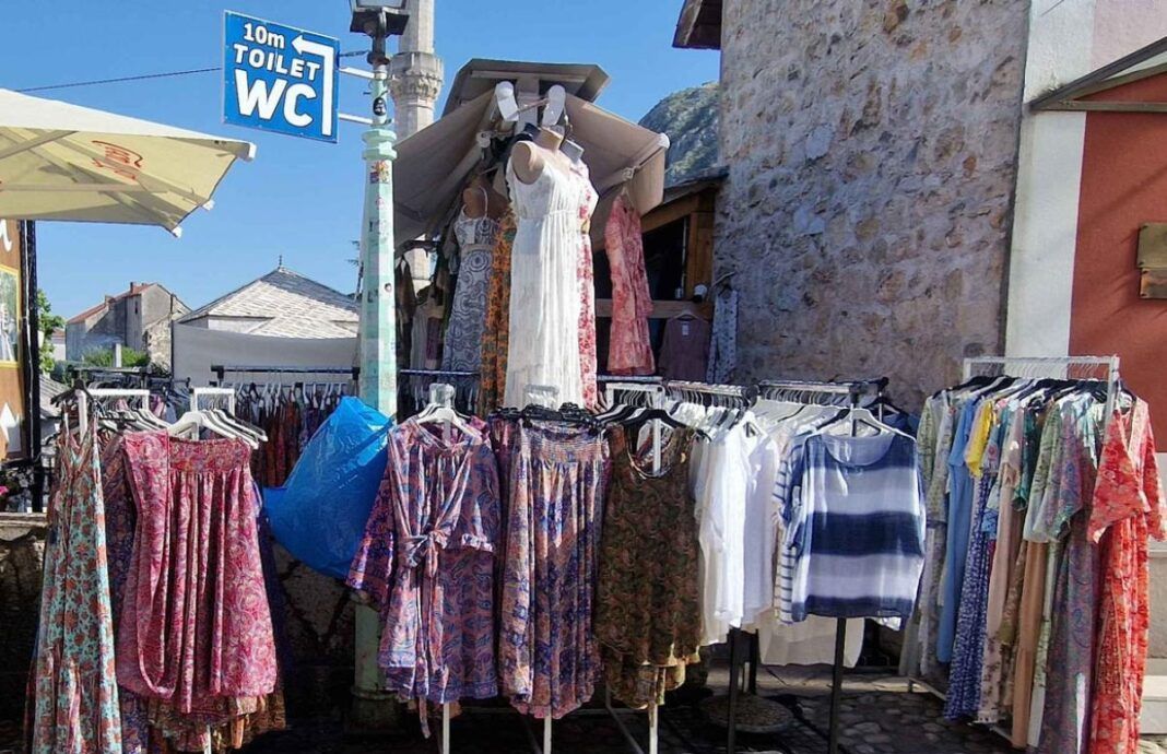 Ovaj potez naišao je na različite reakcije, s obzirom da su turisti često zbunjeni gde treba odlagati smeće, te su neki od njih svoj otpad ostavljali neposredno pored kanti