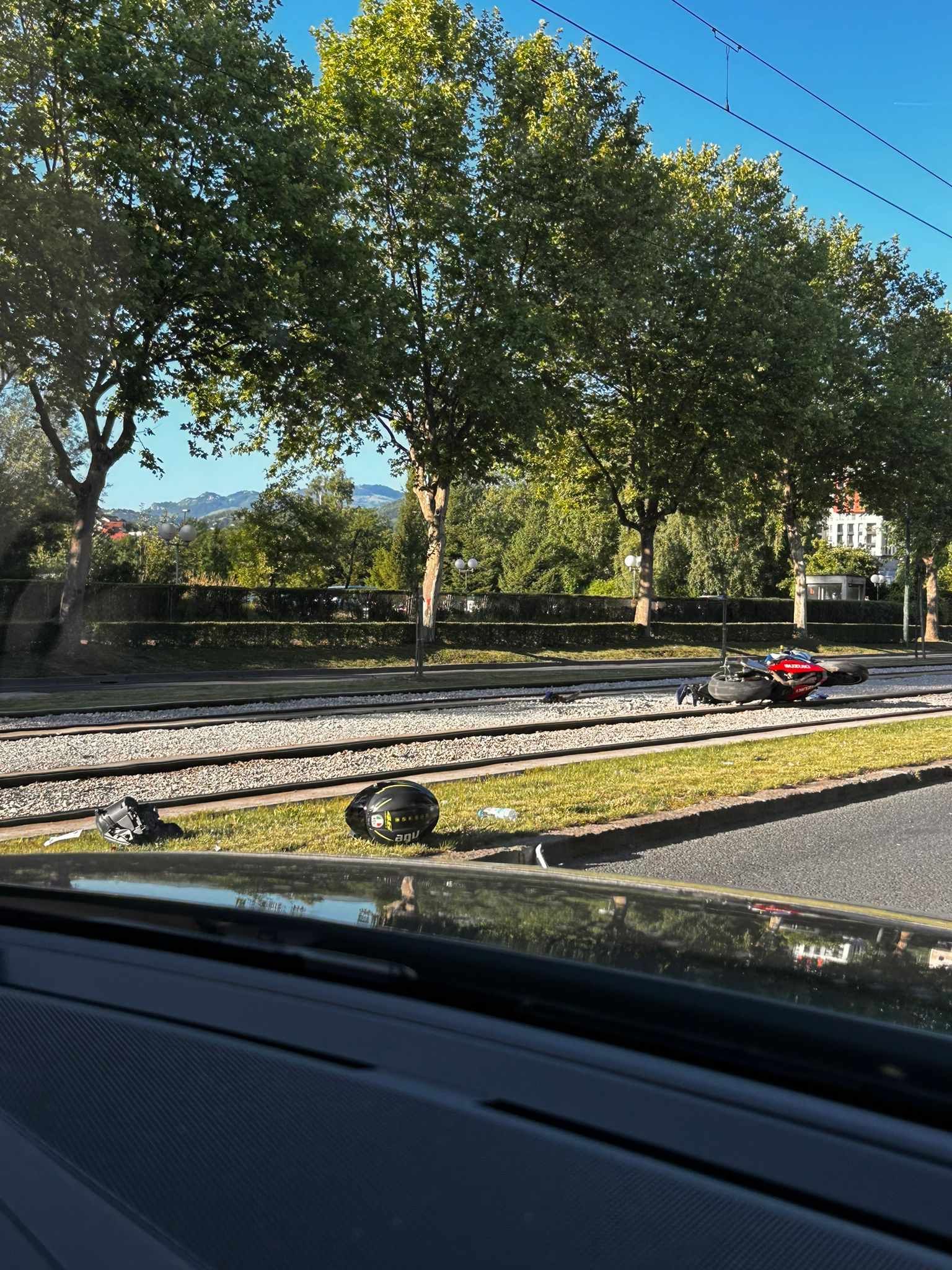 Nesreća u Sarajevu: Motocikl završio na šinama