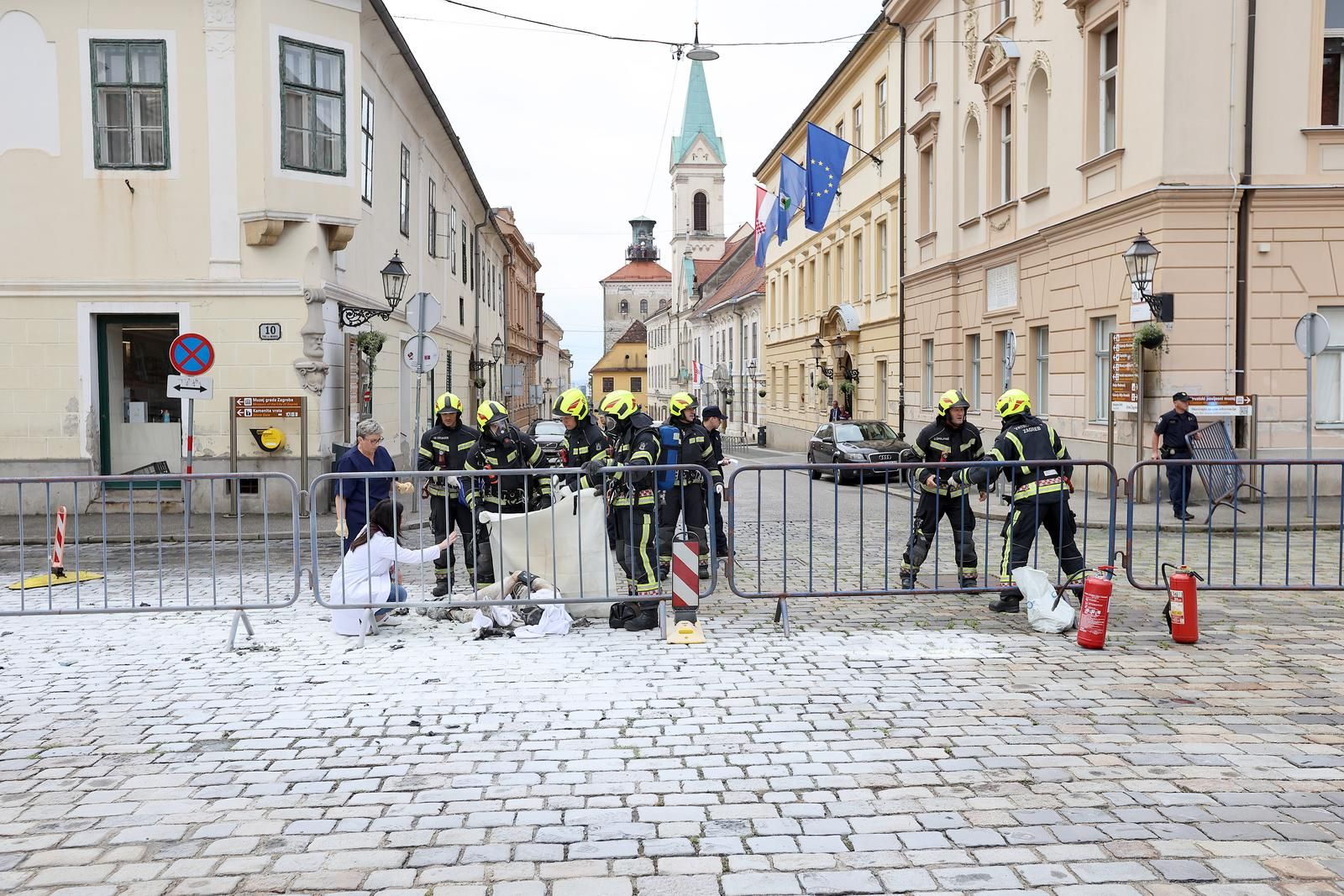 Stanje unesrećenog muškarca još uvijek nije poznato, kao ni motiv zbog kojeg je to učinio