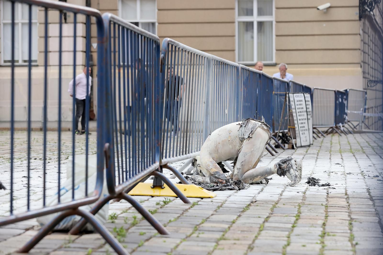 Stanje unesrećenog muškarca još uvijek nije poznato, kao ni motiv zbog kojeg je to učinio