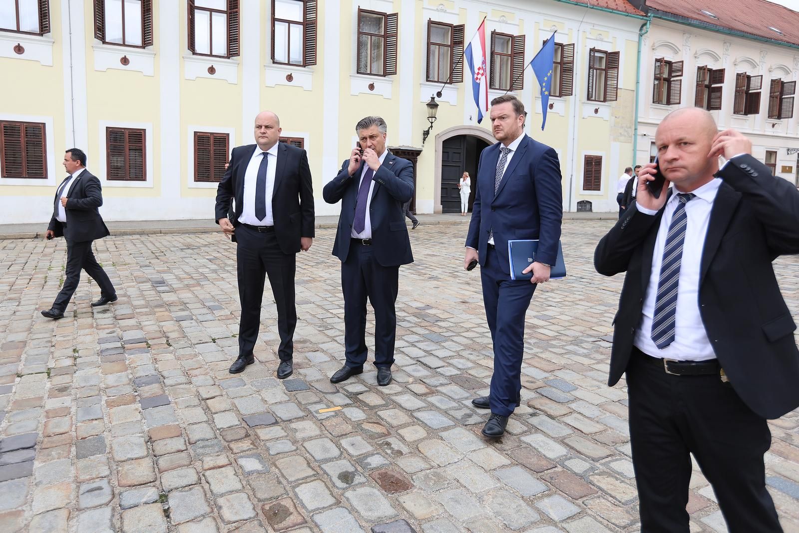Stanje unesrećenog muškarca još uvijek nije poznato, kao ni motiv zbog kojeg je to učinio