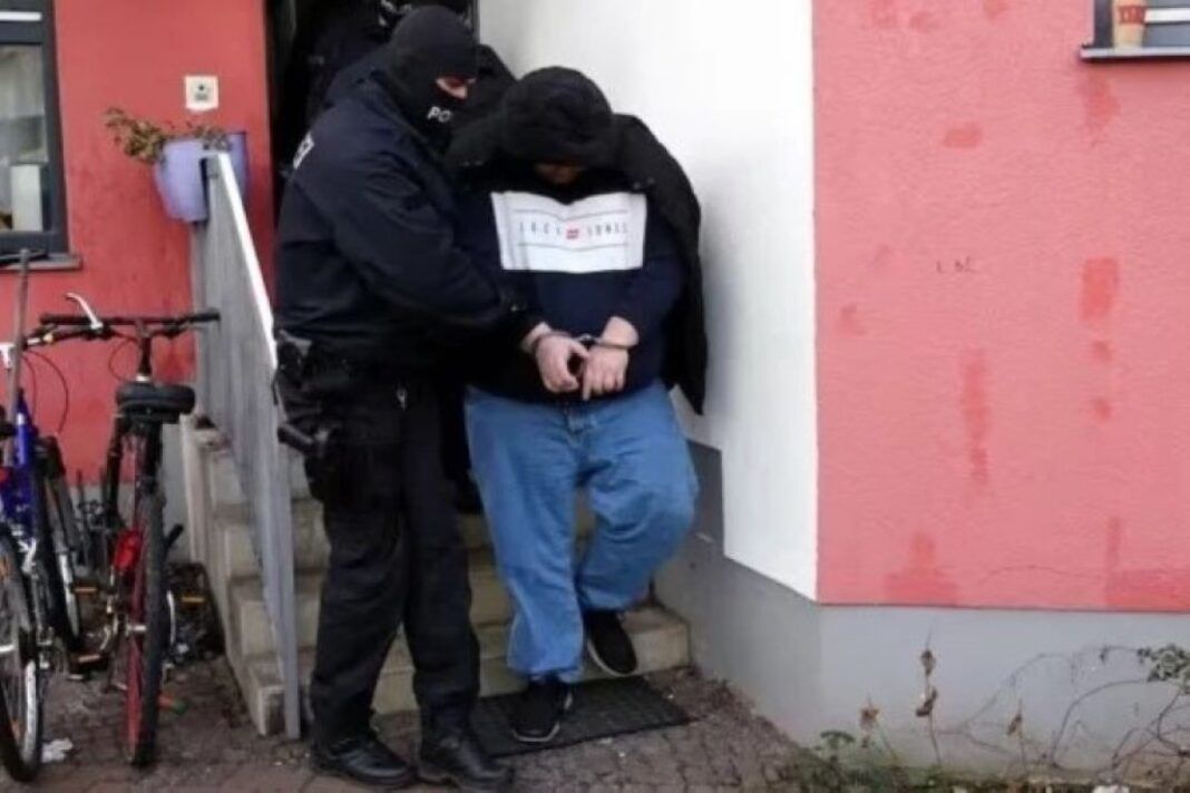 Navodno je A.H. iz okoline Modriče, bio je na privremenom radu u Njemačkoj. On je bio cimer Nenadu Z. iz Tutina