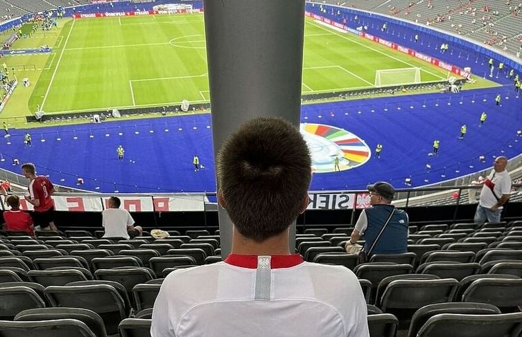 Šezdeset eura za ovo sjedište", napisao je fan po imenu Daniel na Twitteru, a objava je vrlo brzo postala viralna
