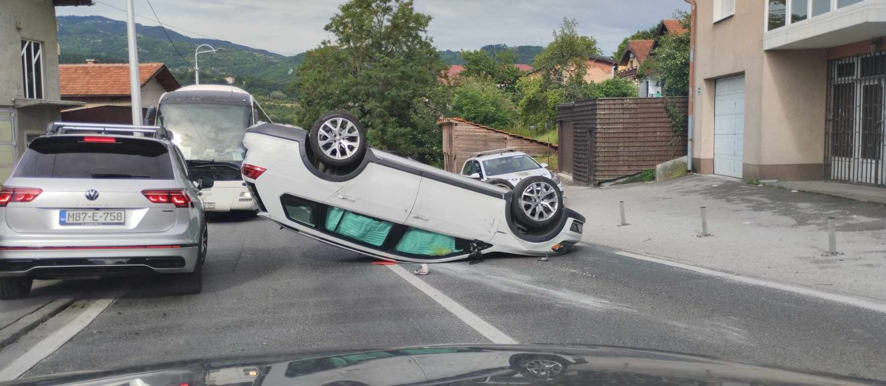Evidentne su velike gužve, a pripadnici policije preusmjeravaju saobraćaj iz pravca Sarajeva preko naselja Šip