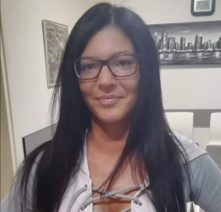 Anita Jurić visoka je 165 centimetara, ima kestenjastu boju kose i smeđe oči te je slabije tjelesne građe. 