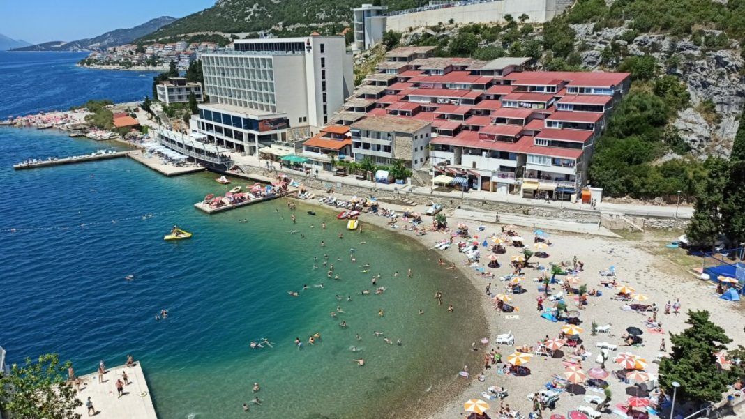 Na sve to potrebno je dodati i cijene hrane i pića, a u zavisnosti od toga da li će se hraniti u restoranima ili će svratiti u prodavnicu po namirnice