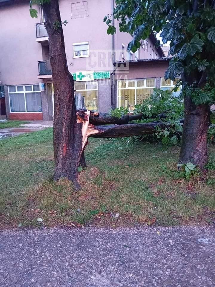 Bh. grad pod vodom: Jako nevrijeme lomilo drveće, ulice poplavljene