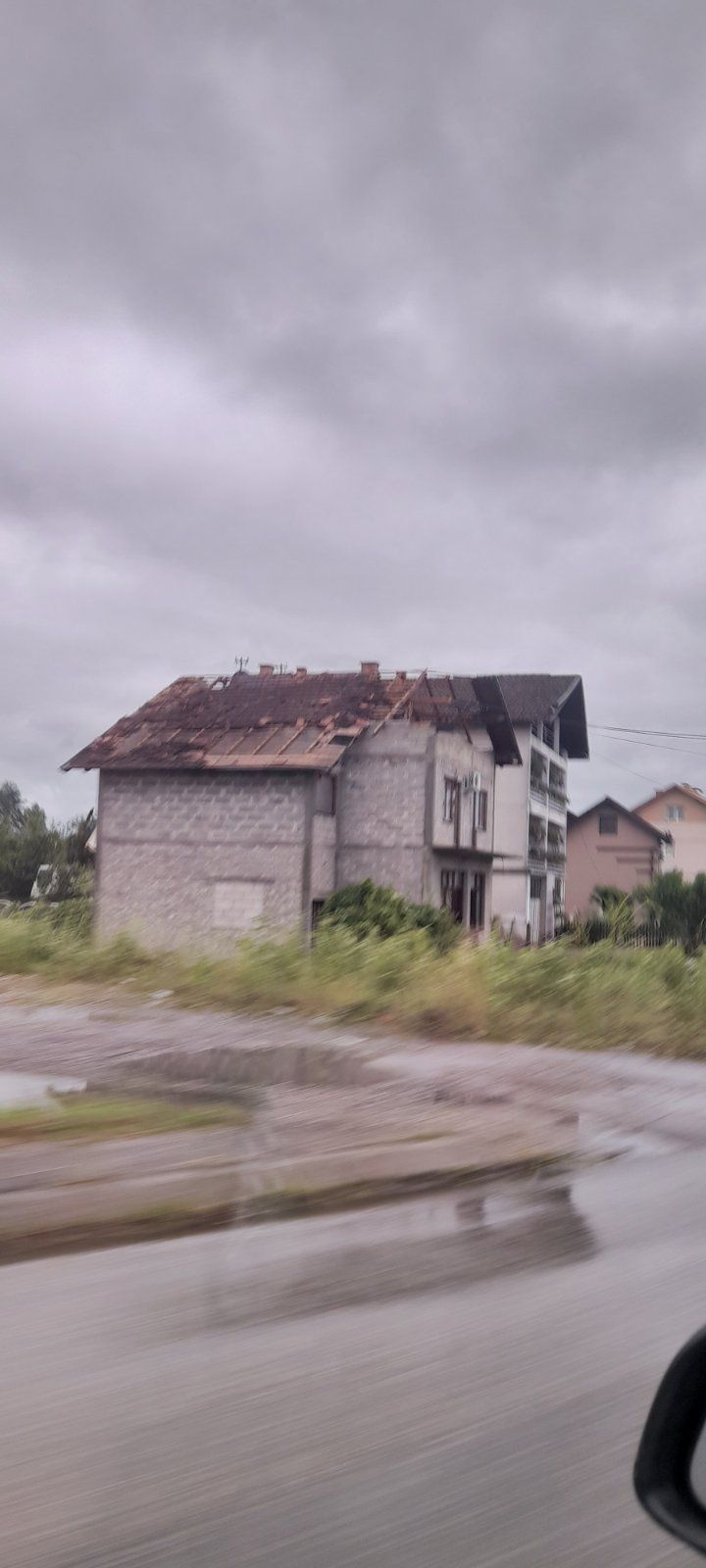 Zbog drveća koje je oboreno, saobraćaj je usporen na nekim putevima.