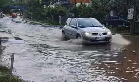 Velike poplave su se izlile u ulicama, a ljudi su ostalo zaglavljeni u nekoliko ulica širom Beograda                 