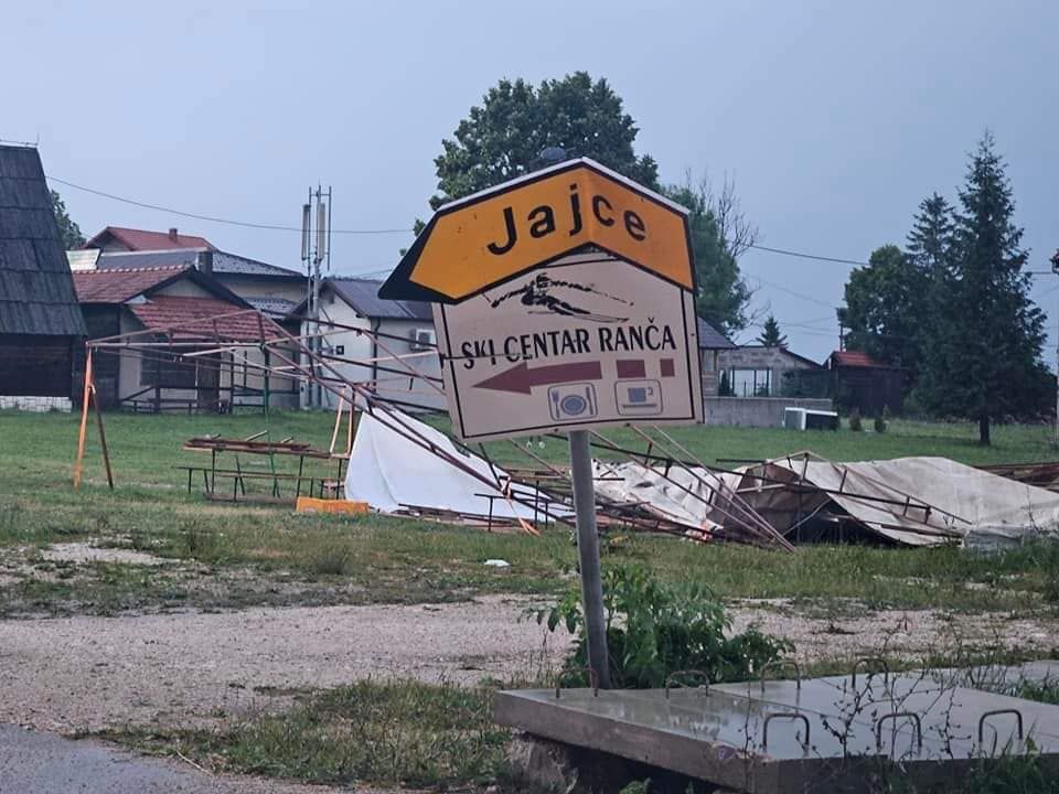 Snažni vjetrovi jučer su skidali krovove s kuća, a mnogi su objekti pretrpjeli značajnu štetu