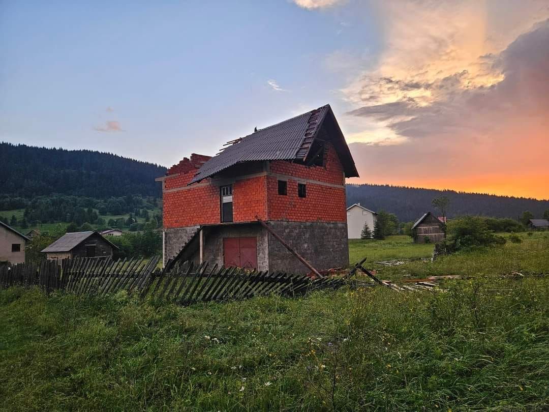 Snažni vjetrovi jučer su skidali krovove s kuća, a mnogi su objekti pretrpjeli značajnu štetu