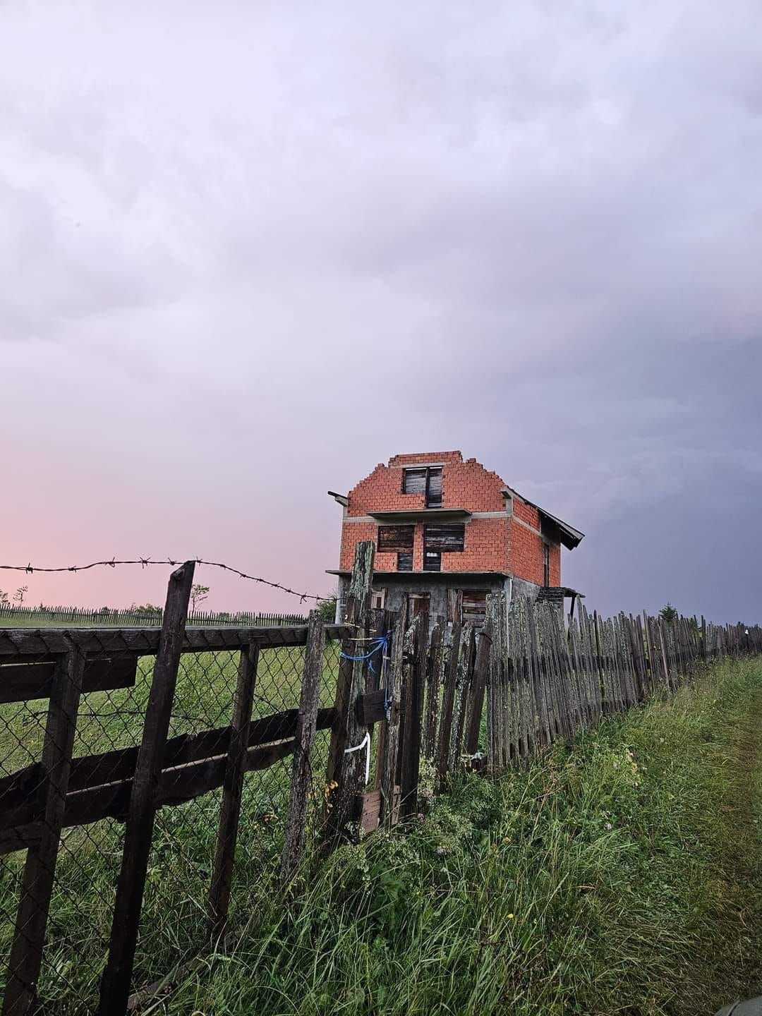 Snažni vjetrovi jučer su skidali krovove s kuća, a mnogi su objekti pretrpjeli značajnu štetu