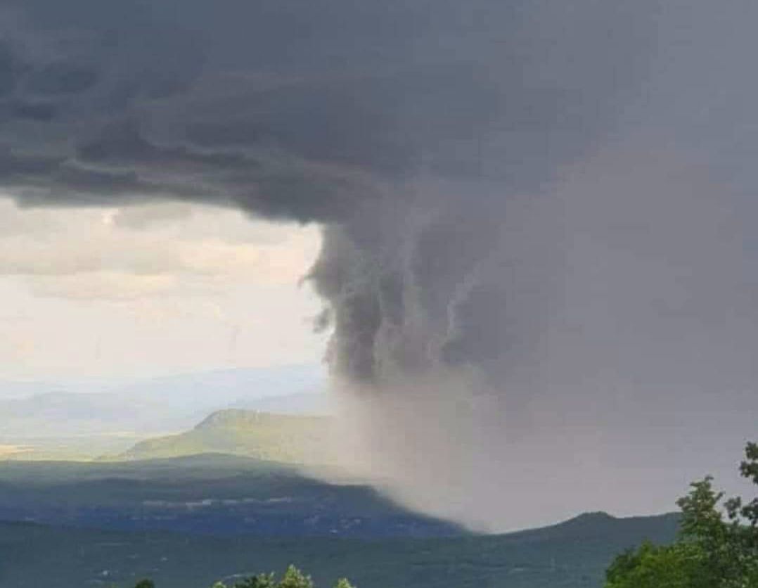 Nevrijeme praćeno gradom i olujnim vjetrom
