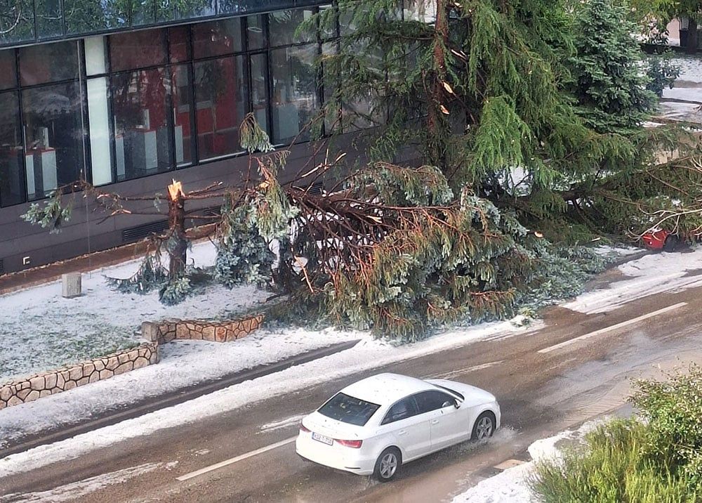 Nevrijeme praćeno gradom i olujnim vjetrom