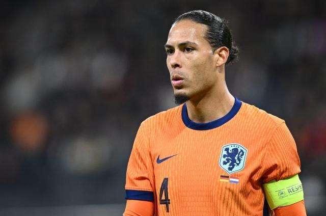 Veznjak Barcelone Frenkie de Jong i napadač Atlético Madrida Memphis Depay, obojica koji se oporavljaju od povreda, uključeni su u Koemanov tim