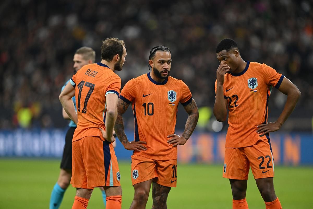 Veznjak Barcelone Frenkie de Jong i napadač Atlético Madrida Memphis Depay, obojica koji se oporavljaju od povreda, uključeni su u Koemanov tim
