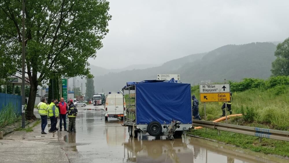 "Dijelovi puta su poplavljeni, jedva se prolazi"                                                                 