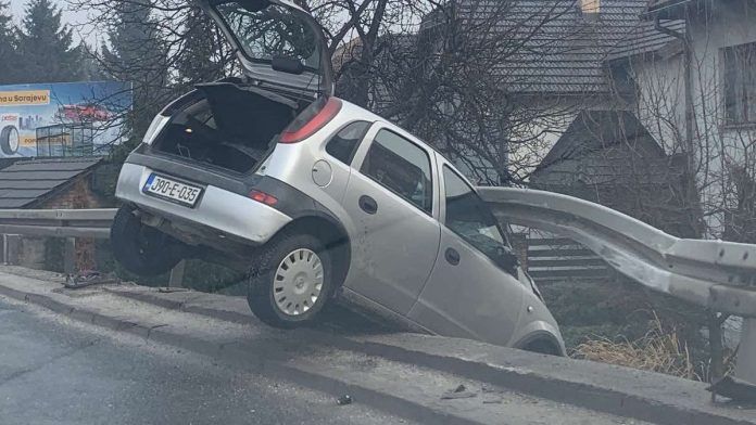 Policija je ustanovila i da je vozilo bez registarskih tablica i da je ovo lice višestruki povratnik u vršenju teških prekršaja.