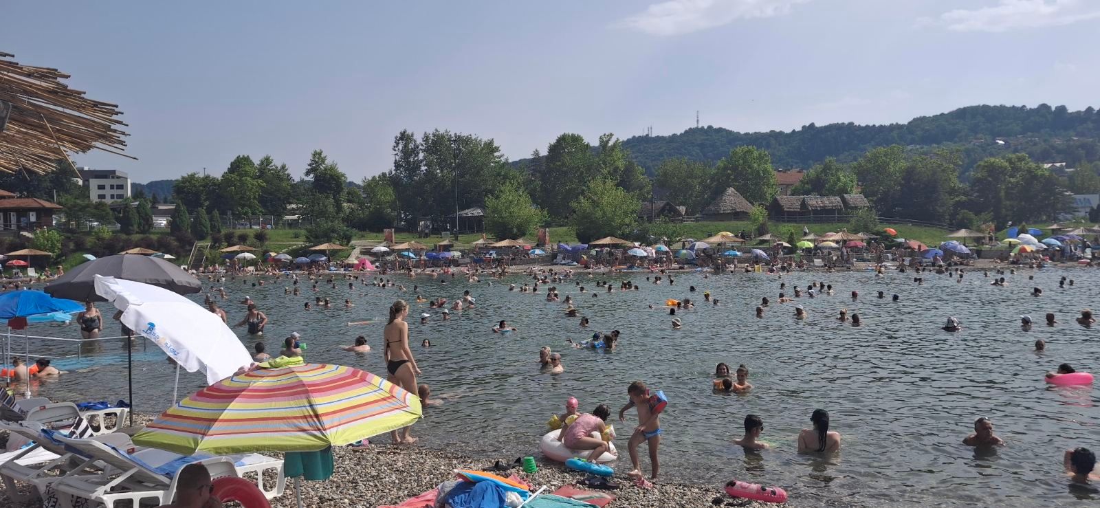 Topao nedjeljni dan izmamio kupače: Evo šta smo zabilježili na Panonskim jezerima