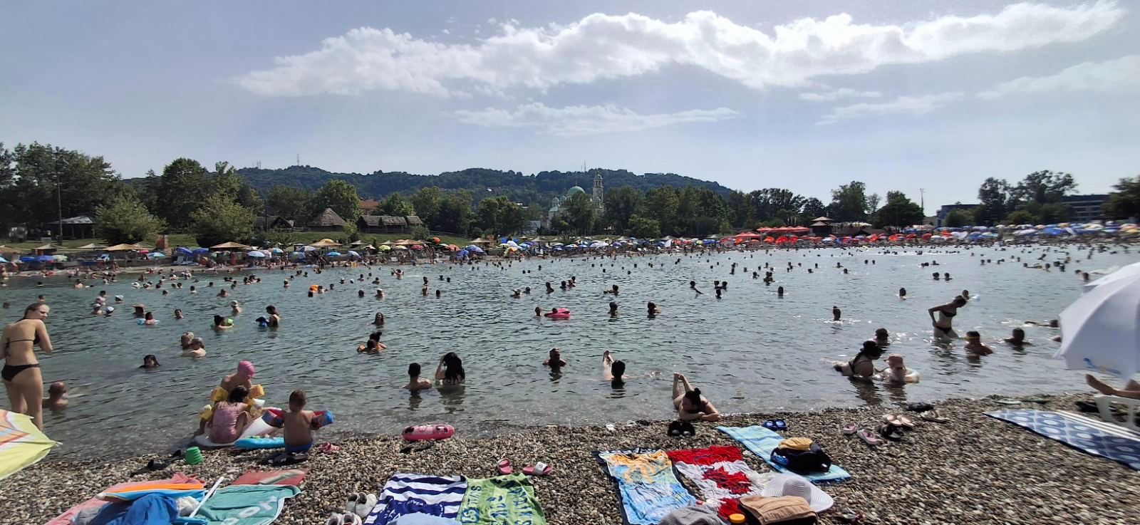 Topao nedjeljni dan izmamio kupače: Evo šta smo zabilježili na Panonskim jezerima
