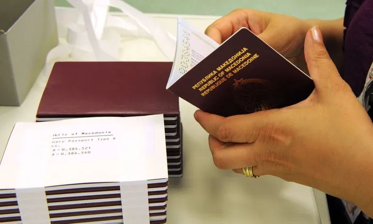 I u Sjevernoj Makedoniji je moguće zatražiti putovnicu u hitnom postupku kad bi trebala biti gotova za dva dana, ali to košta 200 KM. 