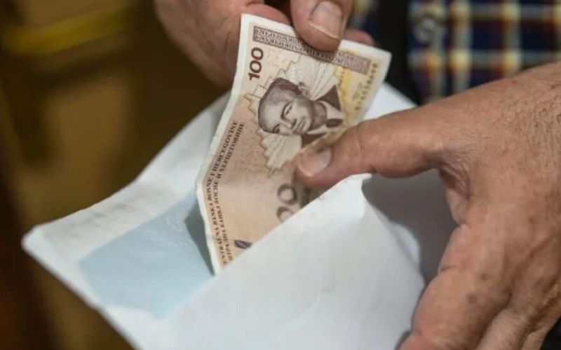 Ovaj iznos predstavlja nominalan rast od 1,6 posto i realan rast od 1,5 posto u odnosu na mart 2024. godine, kada je prosječna neto plata iznosila 1.353 KM