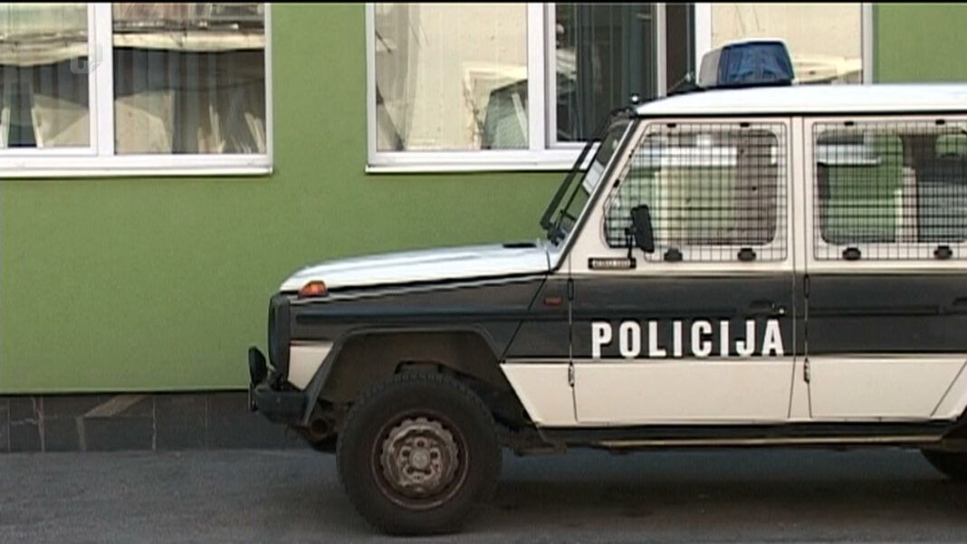 Navodno su njega napala dva nepoznata napadača koristeći palice