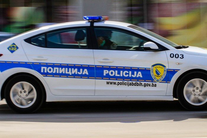 Sud je optuženom izrekao kaznu zatvora od jedne godine, kao i mjeru sigurnosti udaljenja iz zajedničkog domaćinstva u istovjetnom trajanju