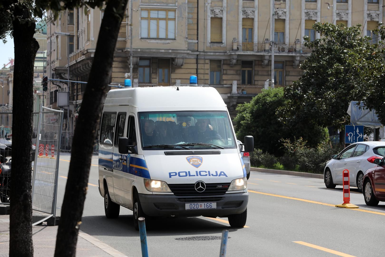 Mladić je pobjegao skokom sa zgrade i za njim se još uvijek traga.