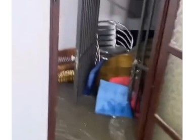 
Neki dijelovi grada su manje pogođeni, dok u drugim dijelovima djeluje kao da su ulice riječna korita koja su se izlila.