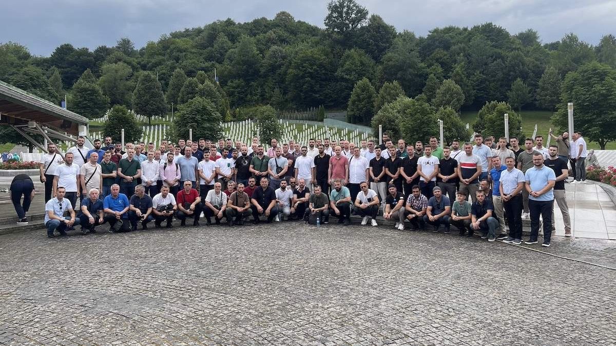 U Memorijalnom centru Srebrenica imami su klanjali podne i ikindija-namaz na Musalli u Potočarima